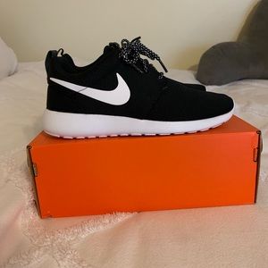 NWOT Nike Women’s Roshe 1